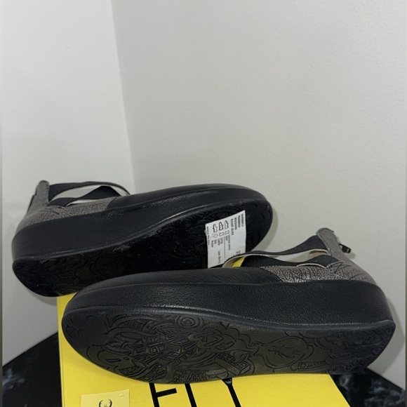 Fly London Women's Black and Metallic Closed Toe Leather Shoes Size 6 AUTHENTIC - Picture 7 of 7